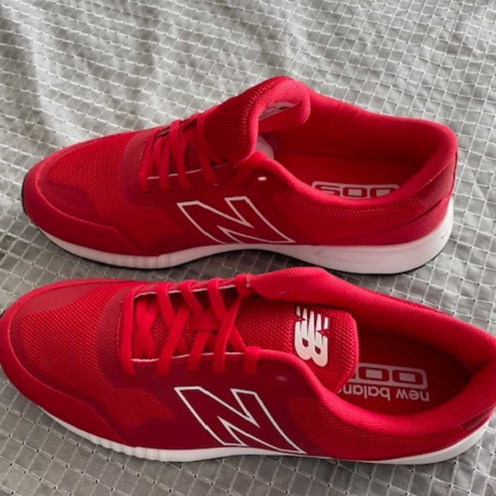 New Balance men NEW with box size 91/2